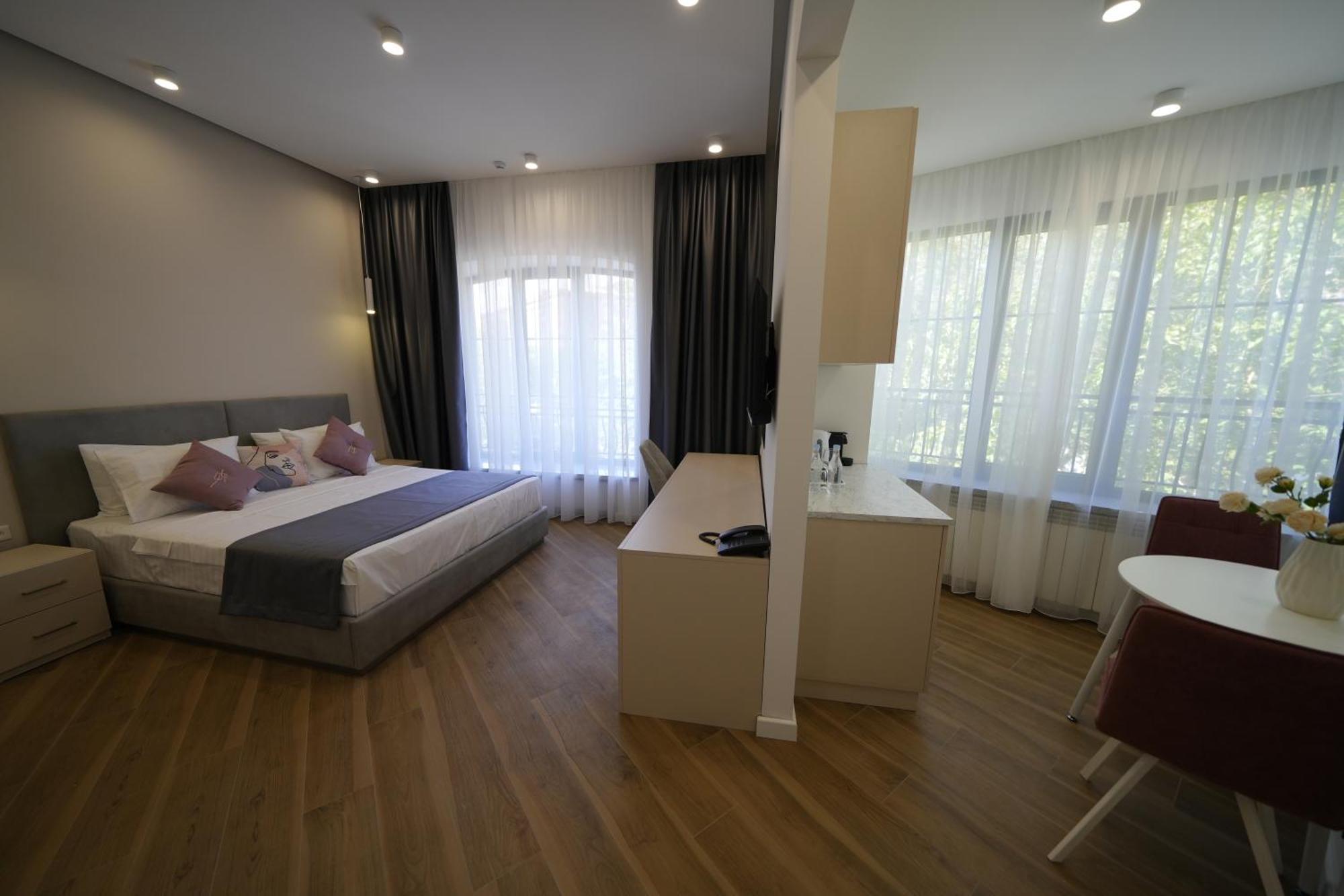 Ser In Hotel Jerevan Exteriör bild